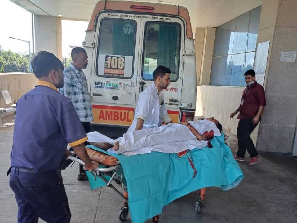 नोएडा में मेट्रो ट्रेन के आगे कूदी युवती, एक हाथ कटा